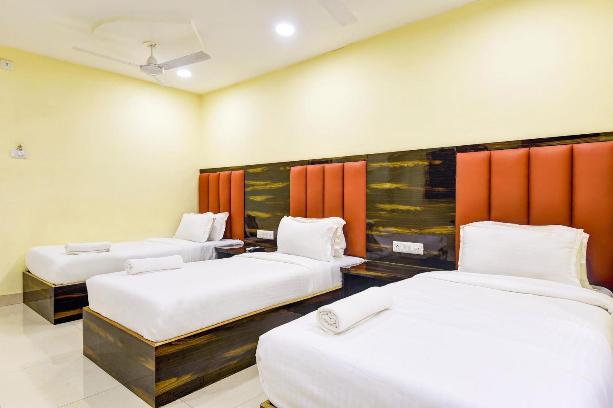 Hotel Deluxe Mumbai Exterior photo