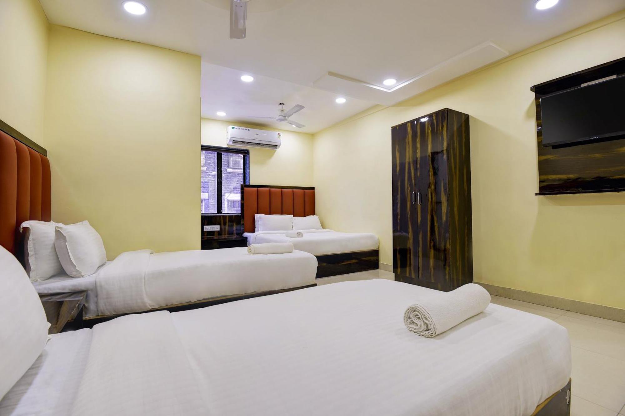 Hotel Deluxe Mumbai Exterior photo
