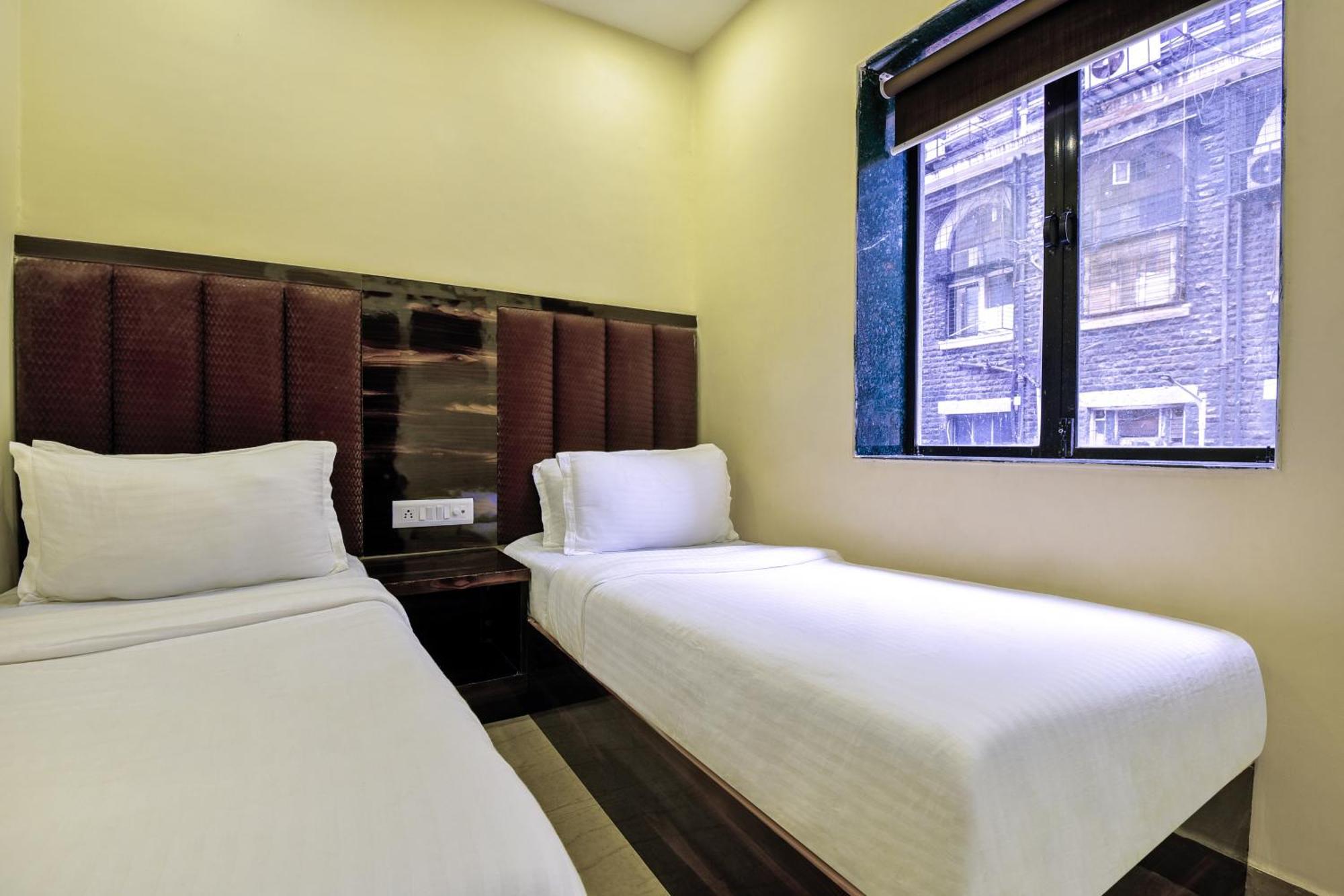 Hotel Deluxe Mumbai Exterior photo
