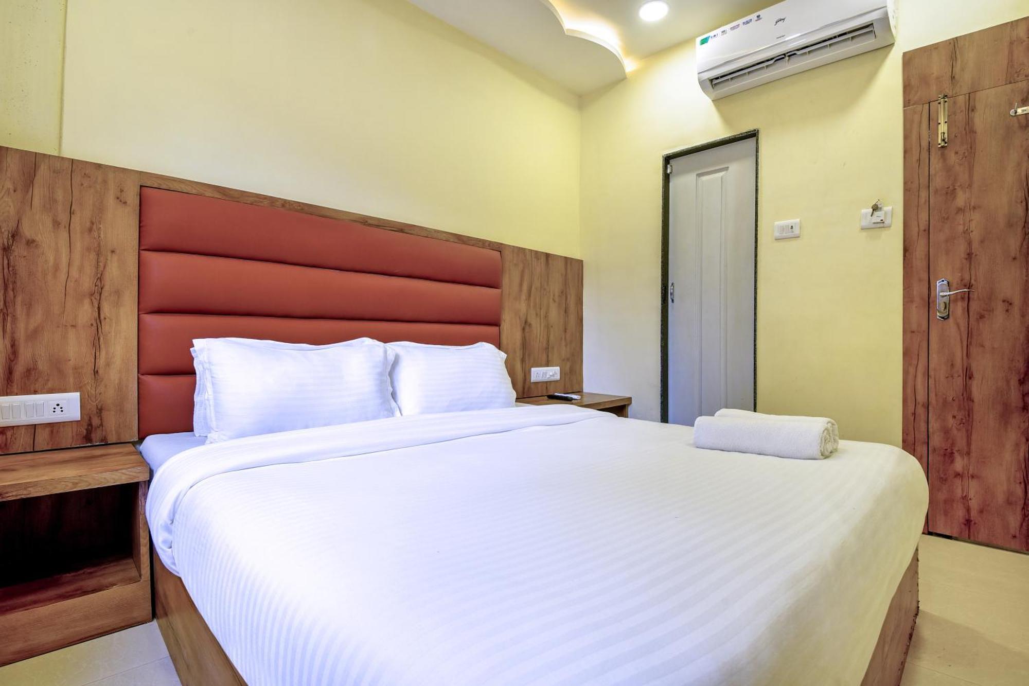 Hotel Deluxe Mumbai Exterior photo