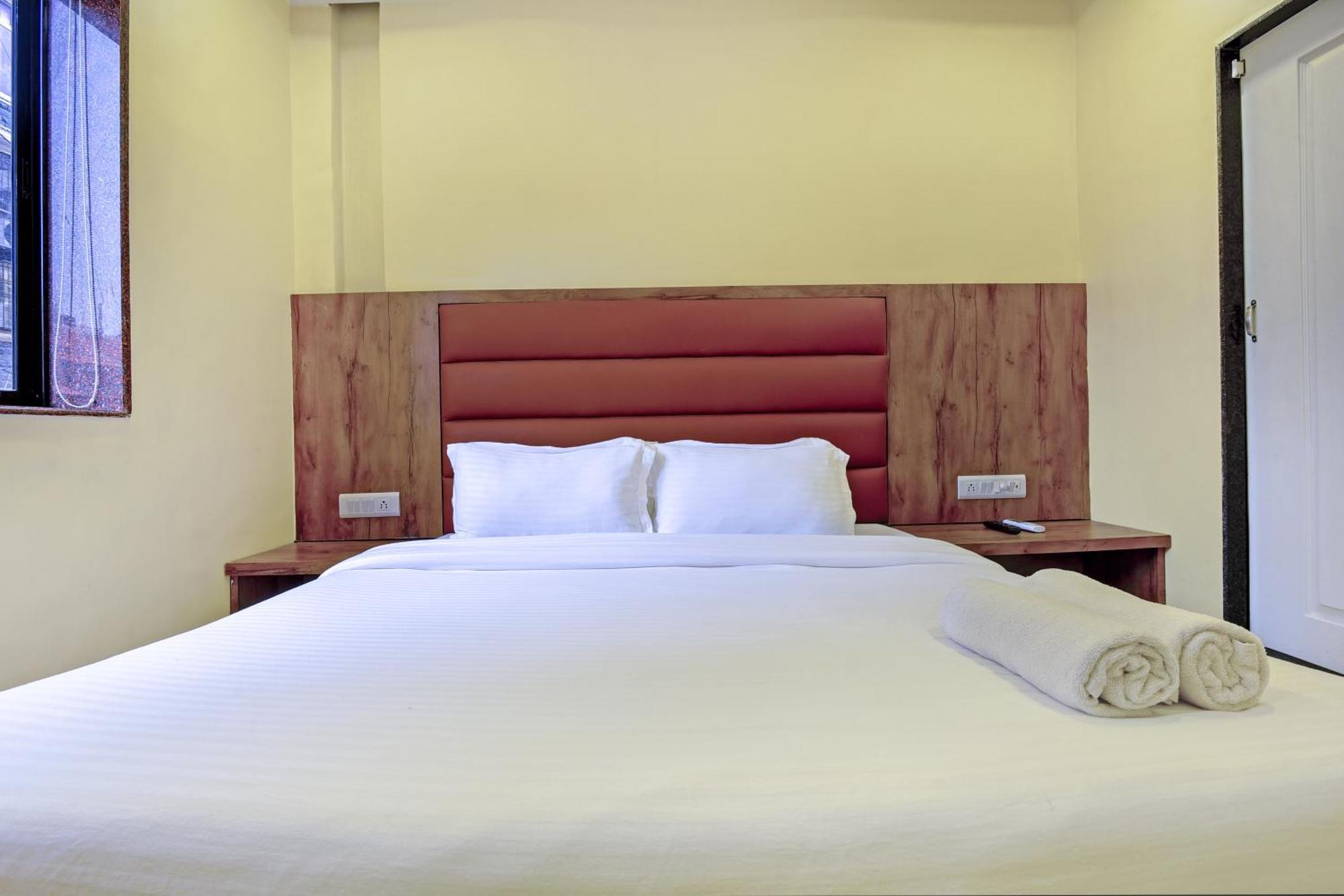 Hotel Deluxe Mumbai Exterior photo