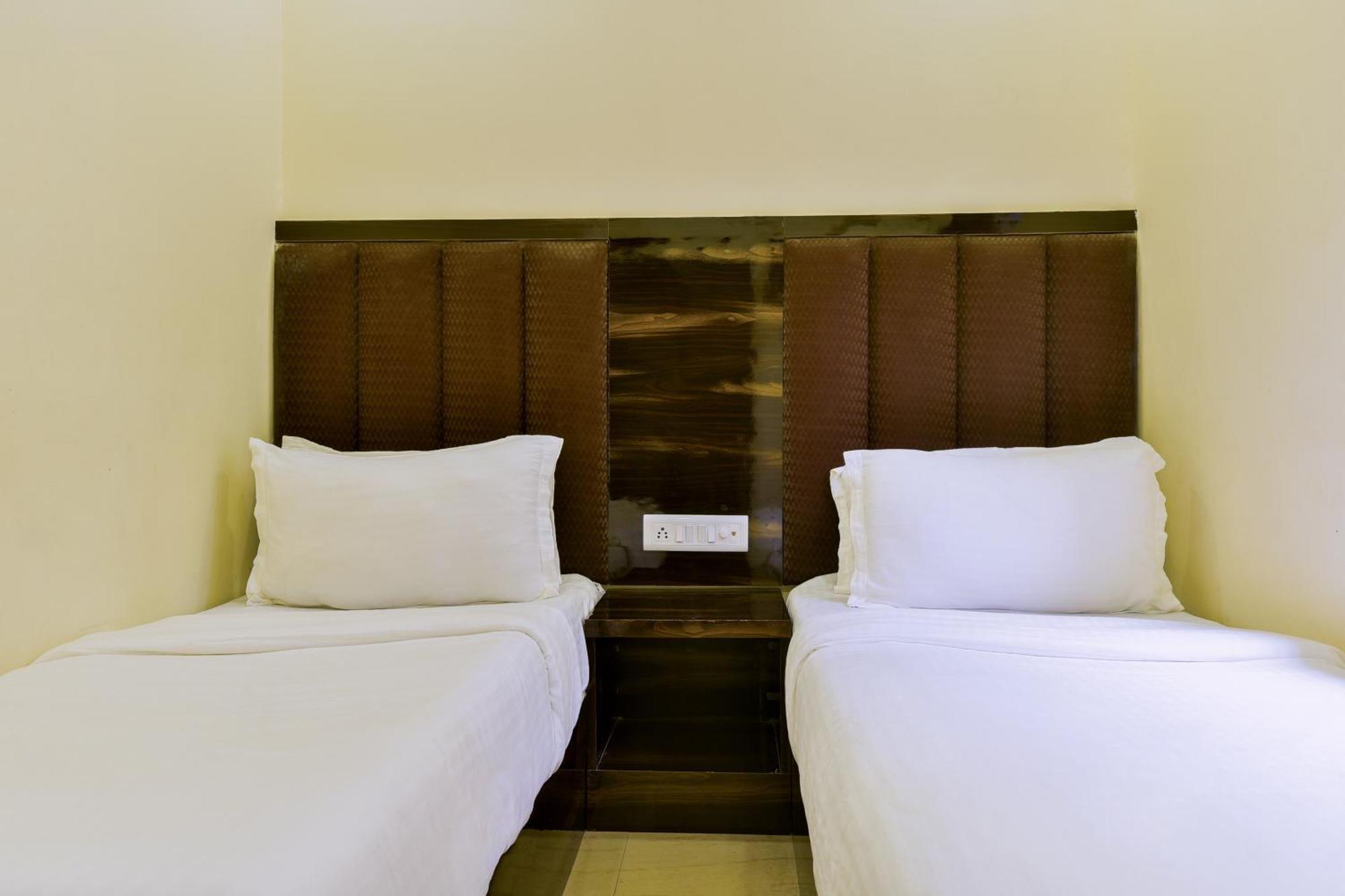 Hotel Deluxe Mumbai Exterior photo